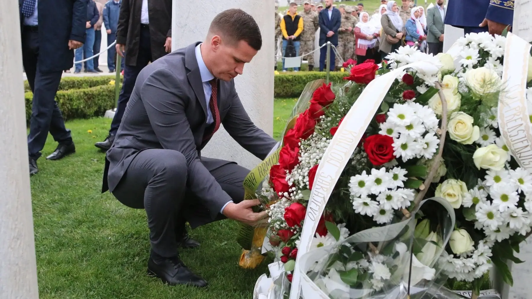 Povodom Dana ARBiH položeno cvijeće na šehidskom mezarju „Kovači“